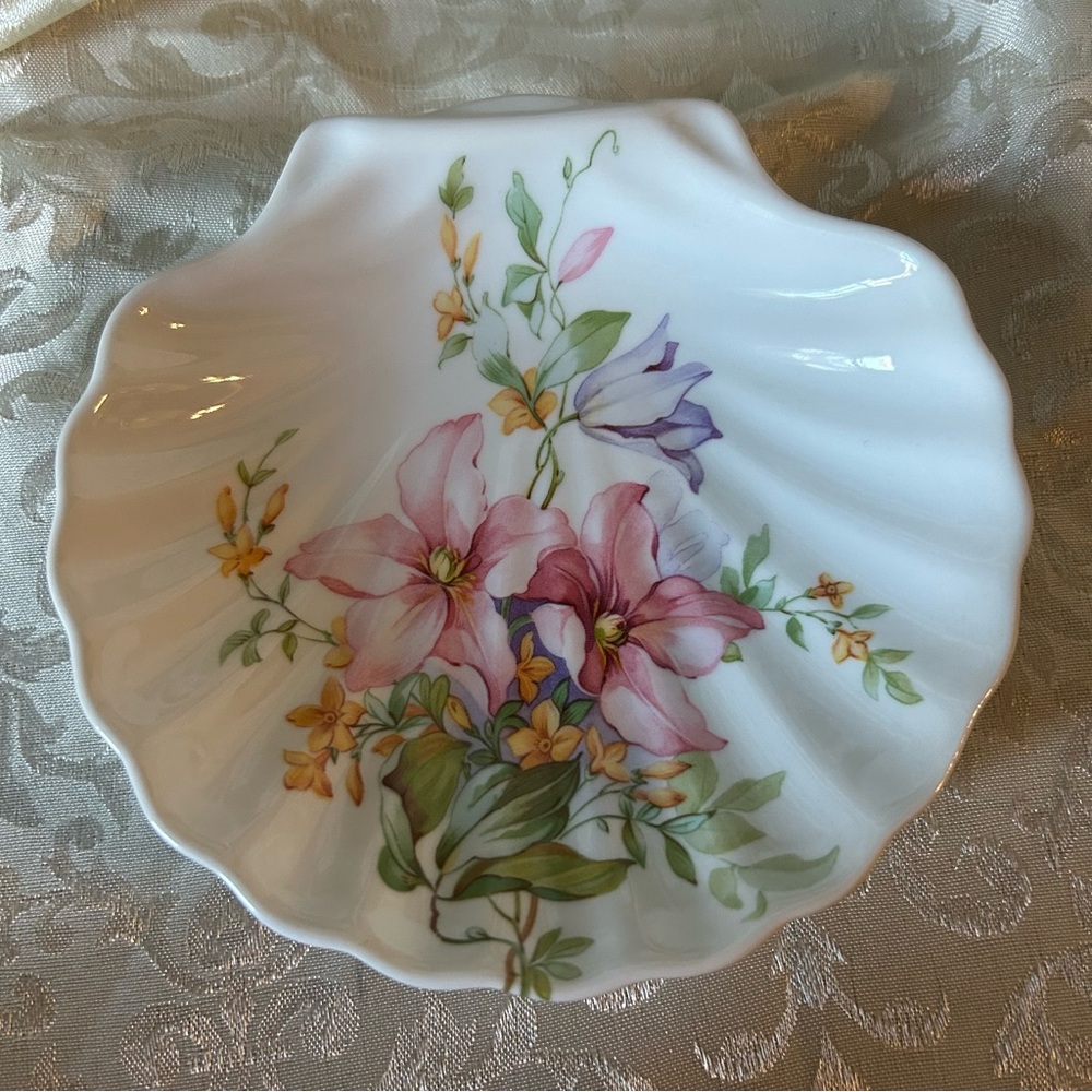 Shell-Shaped Trinket Dish Pretty floral pattern
Stamped Prince Edward Island 6”